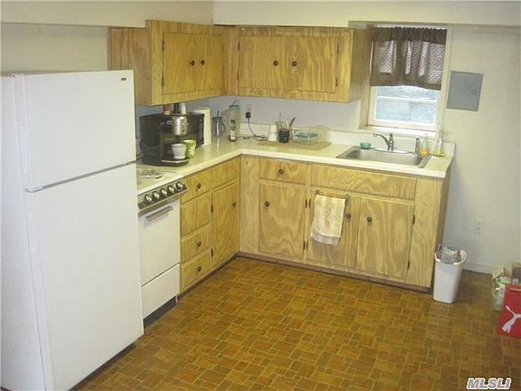 3rd image of 8 Hewitt Dr #1
