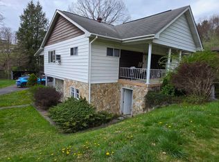 67 Grand Ave, Cowen, WV