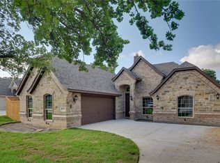 904 Shady Oaks Dr, Kennedale, TX 76060