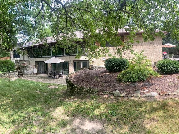 5th image of 647 Spangler St