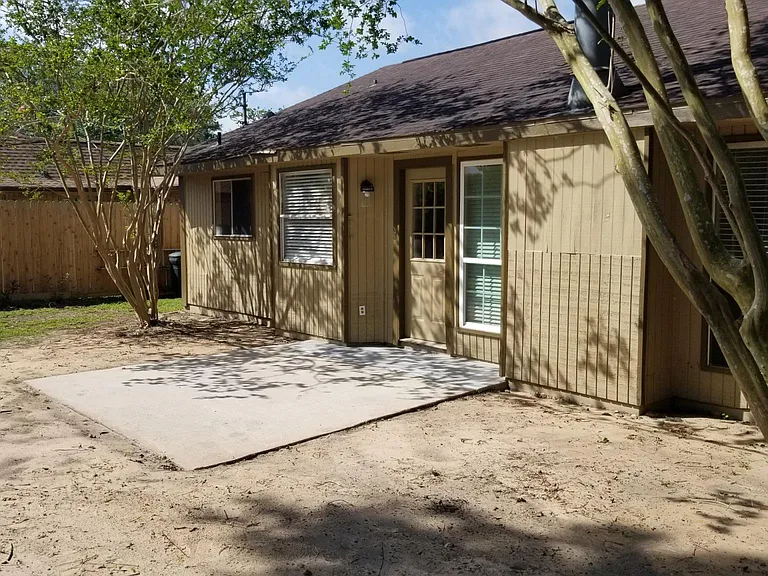 1008 Lost River Dr — Photo 2
