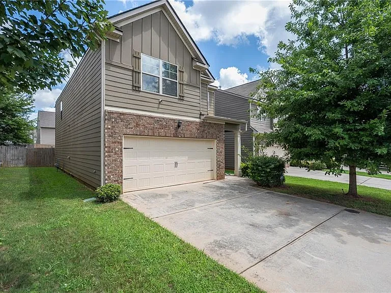 565 Dasheill Ln — Photo 2