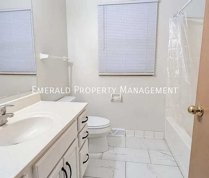 562 N Mulford Rd #4 — Photo 9