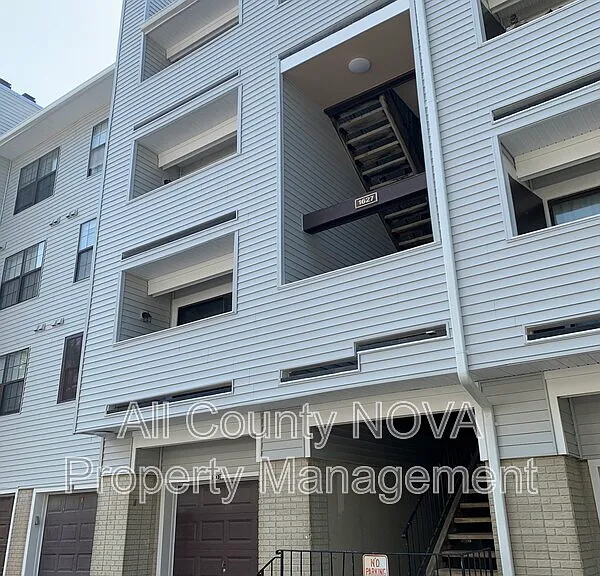 1611 Carriage House Ter #D — Photo 1