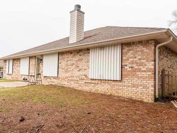 4th image of 864 Lake Aire Dr