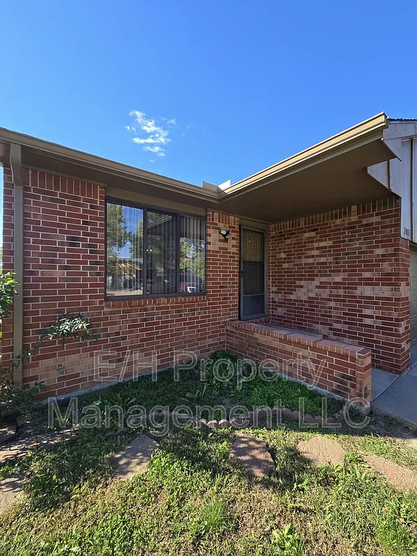 3 bed, 2.0 bath, 1800 sqft, $1,350 — Photo 3