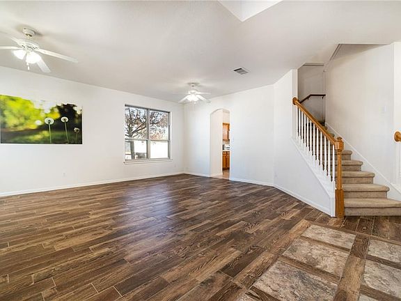 2nd image of 607 Plumbago Dr