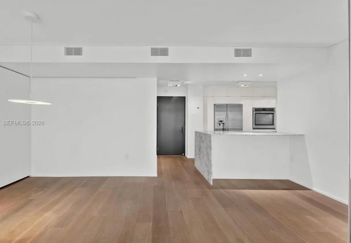 2 bed, 1172 sqft, $6,900 — Photo 3