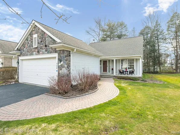 5400 Forest Ridge Dr, Clarkston, MI 48346