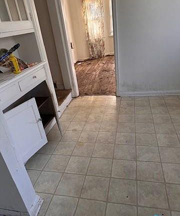 5th image of 1932 N Cove Blvd