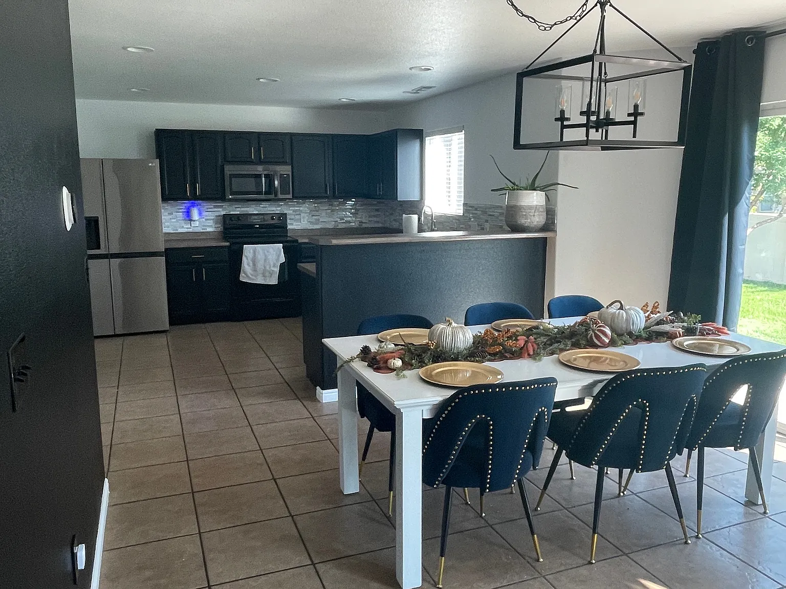 3 bed, 2.5 bath, 2380 sqft, $2,500 — Photo 2