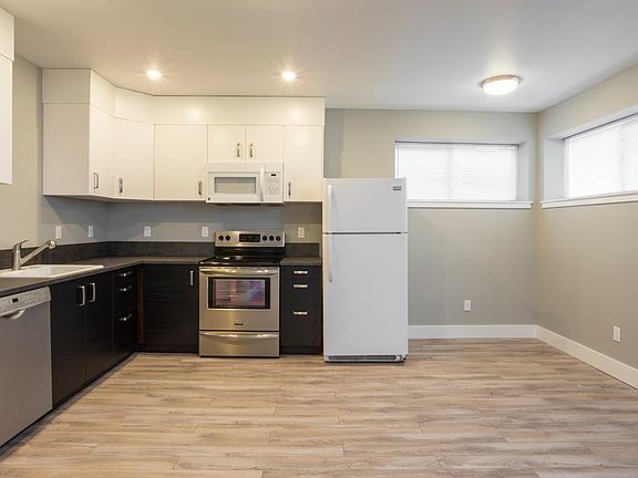 Kitchen & Dining: Bosch dishwasher, corner windows face south and west (= lots of light!)