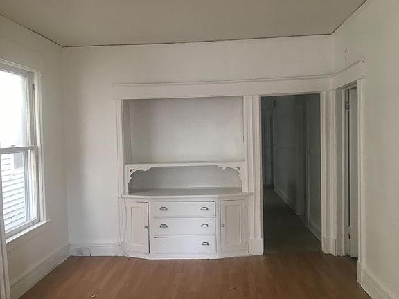 Dining room - everything freshly painted!