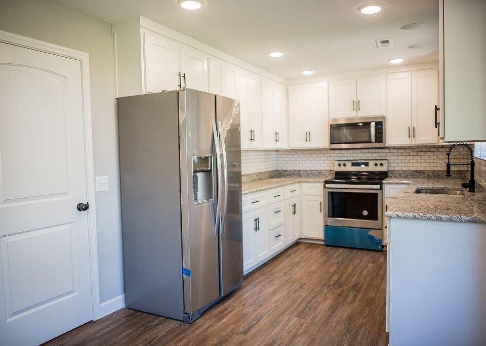 1st image of 2821 W Parkwood Cir
