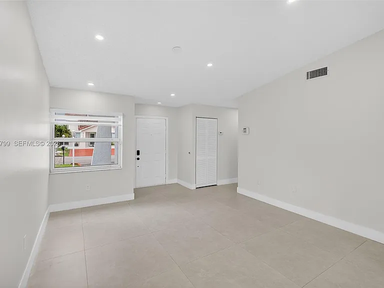 4530 SW 143rd Pl — Photo 6
