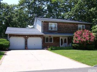 12 Wadsworth Ave, Coram, NY 11727