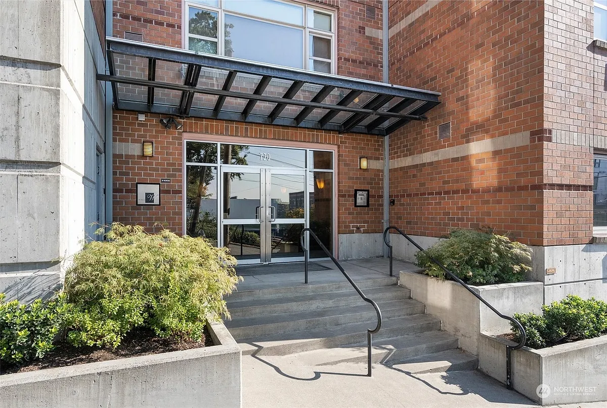 Building Photo - 720 Queen Anne Ave N #209