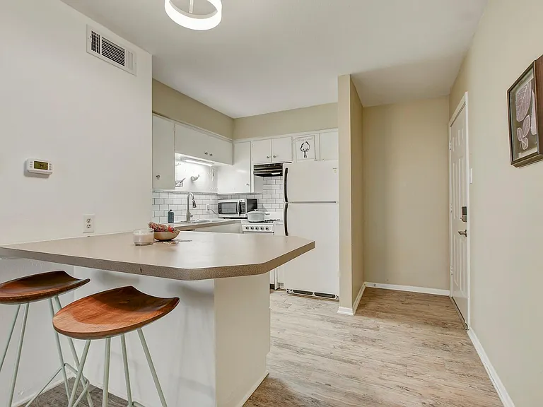 803 W 28th St #103 — Photo 5