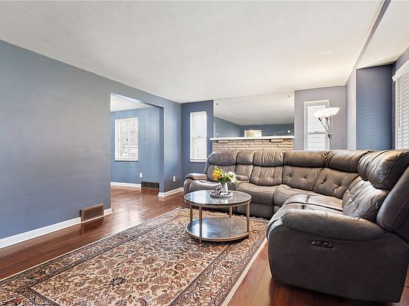 5th image of 217 Sunny Dr