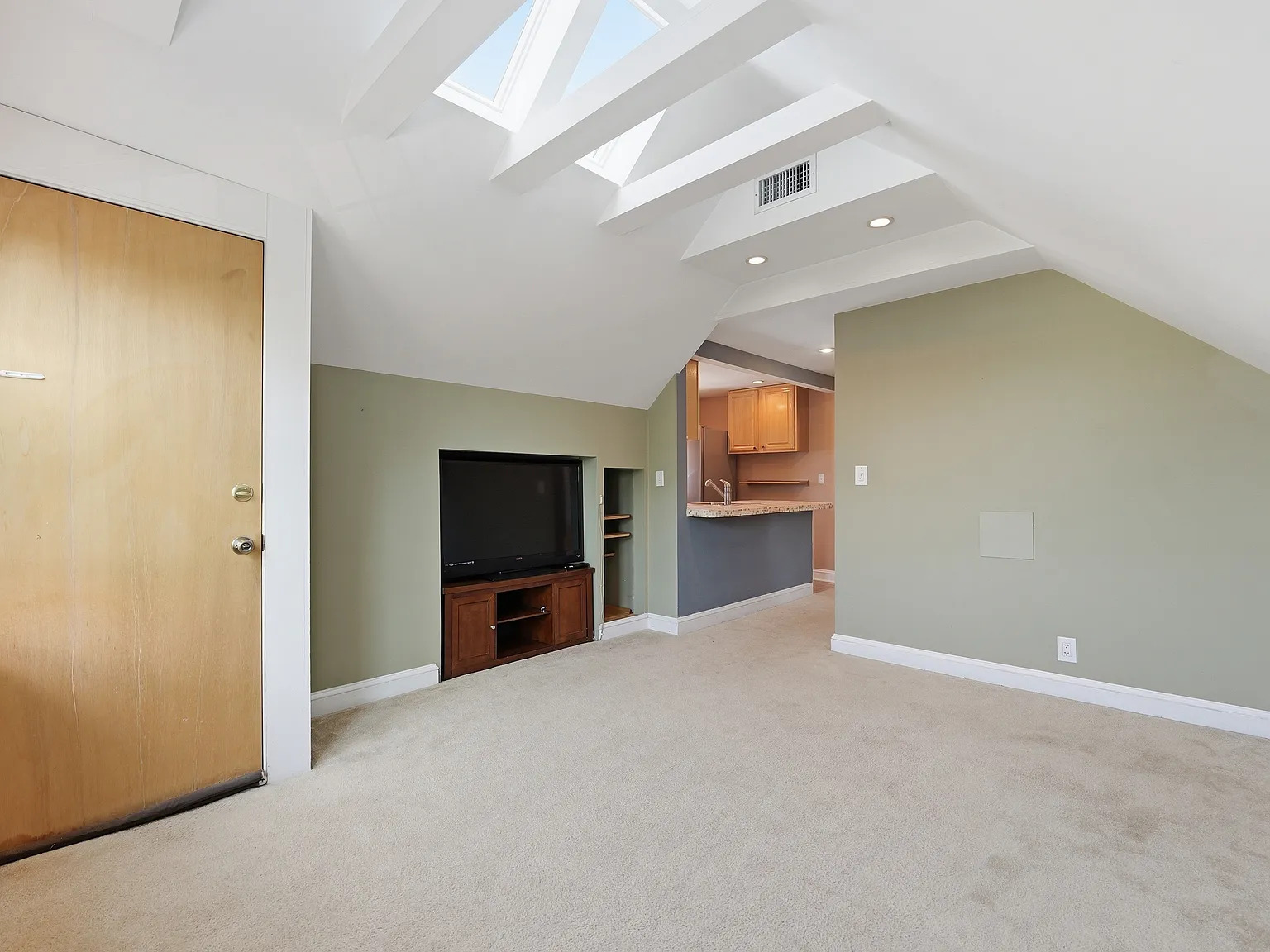 2 bed, 800 sqft, $2,200 — Photo 3