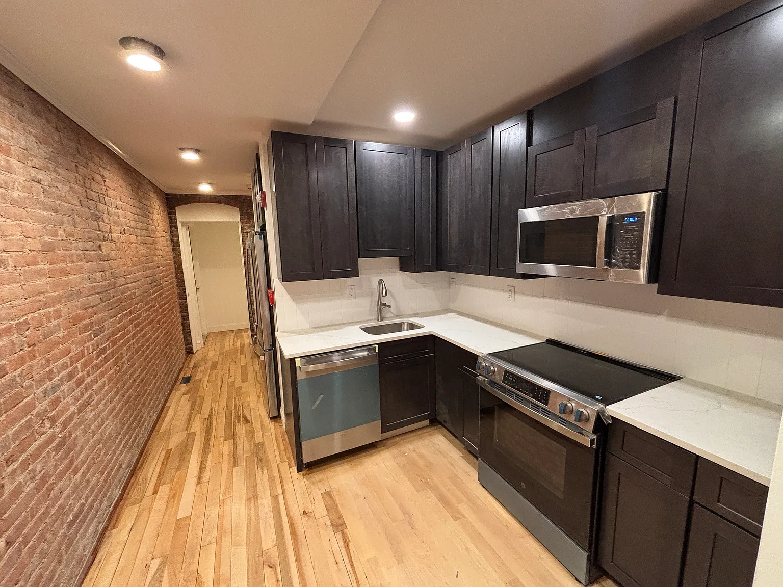 3 bed, 2200 sqft, $2,999 — Photo 2