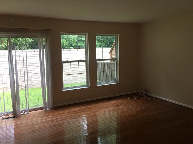 8701 Rochelle Dr — Photo 5
