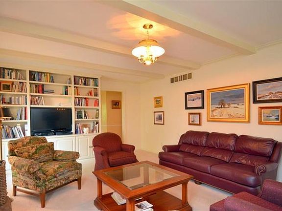 4th image of 910 Granville Ct