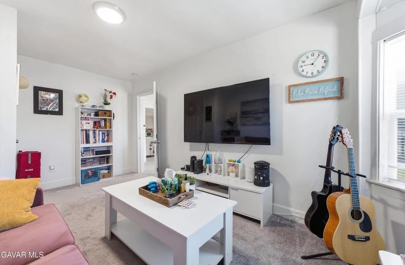 3 bed, 824 sqft, $1,800 — Photo 2