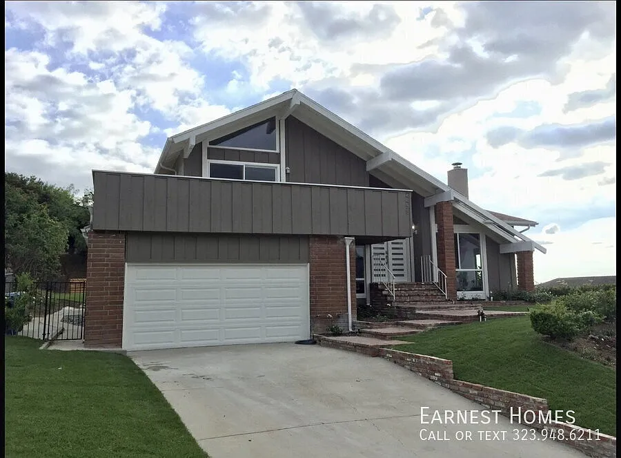 Spacious 5BR Woodland Hills Home with Amazing Views, Private Pool & Modern Comforts — Photo 2