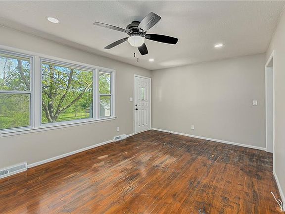 3rd image of 8746 N Troost Ave