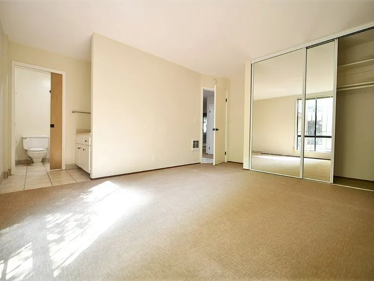 366 Staten Ave — Photo 13