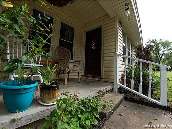 4th image of 2418 W Valley Dr