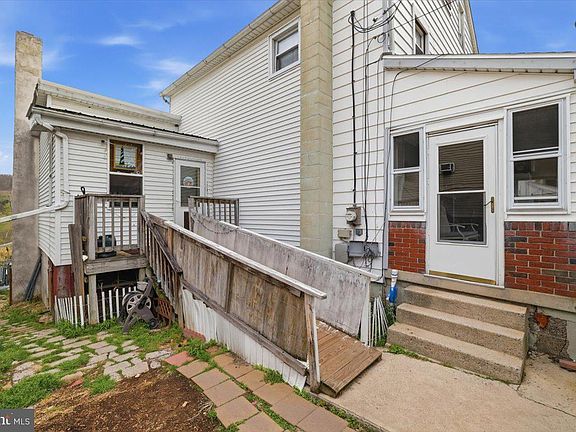 2nd image of 831-833 E Ridge St