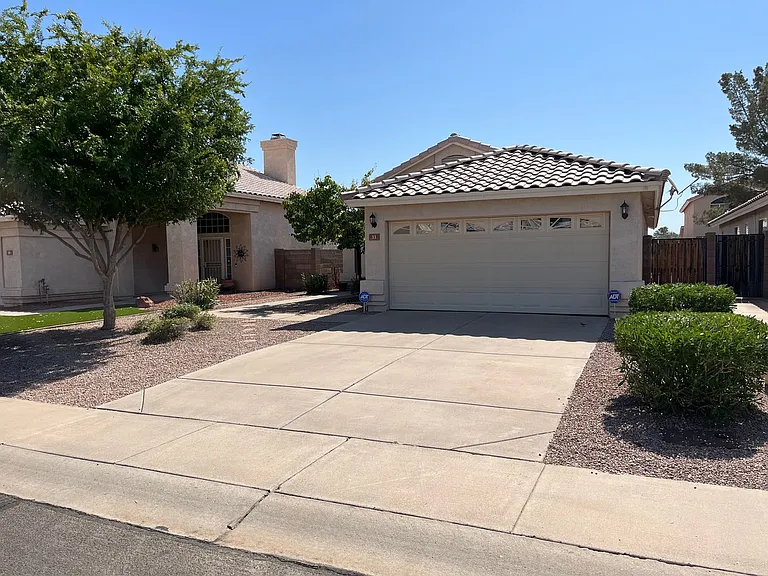 33 N Sahuaro Dr — Photo 2