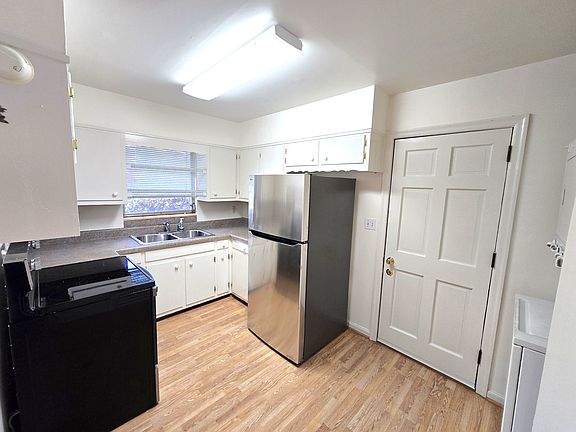 Kitchen with stackable washer/dryer nook and screened side exterior door