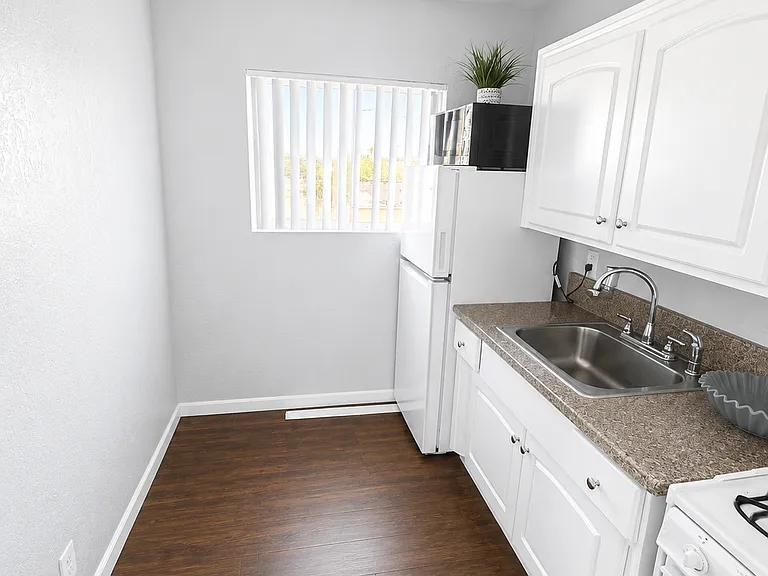 Chanteclaire Apartments — Photo 10
