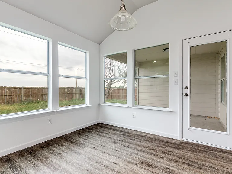311 Charleston Dr — Photo 11
