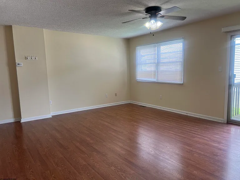 206 Stonegate Cir — Photo 3