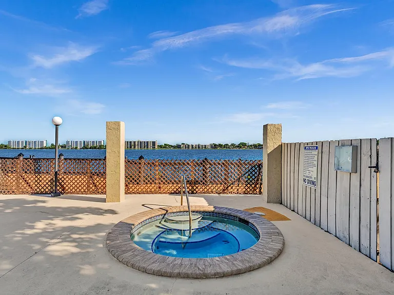 109 Lake Emerald Dr #108 — Photo 30