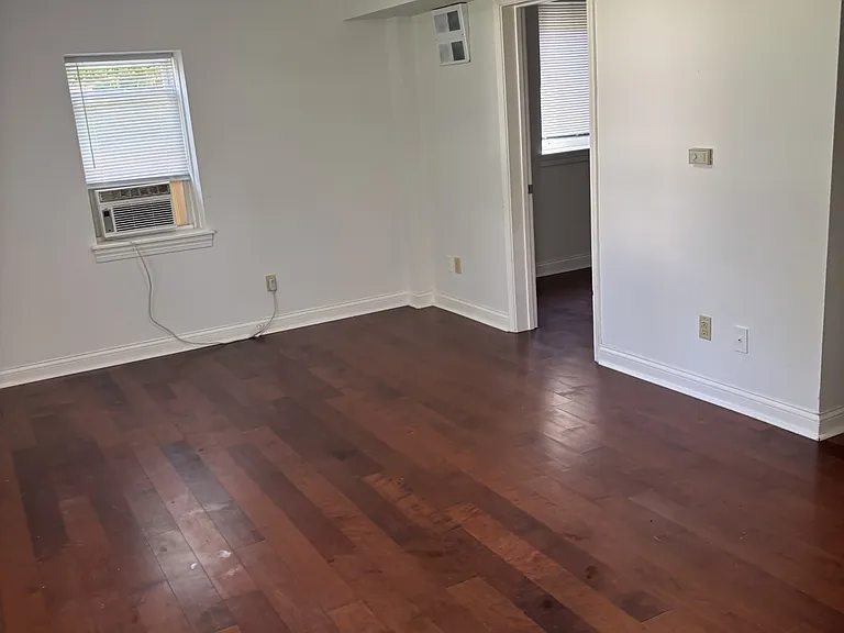 713 1/2 10th Ave #713-1/2 — Photo 2