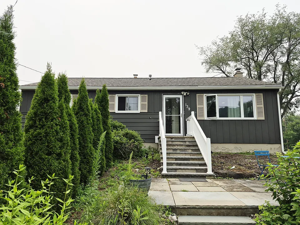 139 Leach Hill Rd
