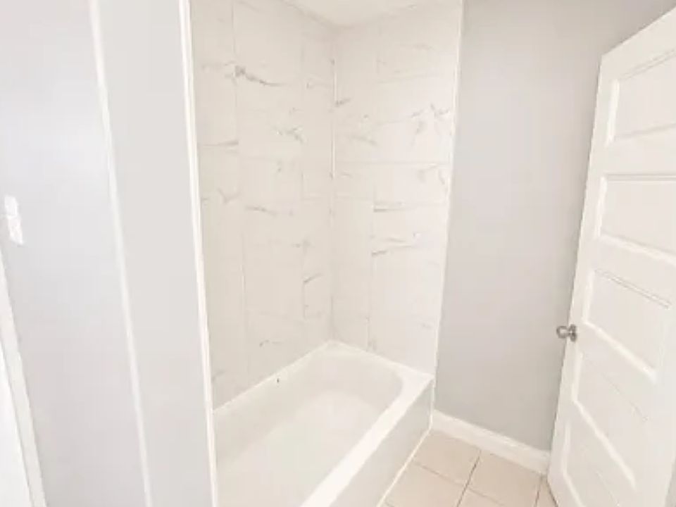 1st image of 115 4th Ave #3