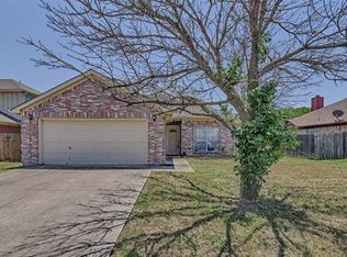 249 Moonbeam Ln, Grand Prairie, TX 75052