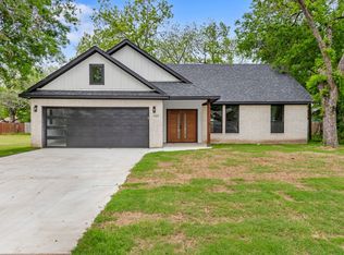 1215 E James St, Cleburne, TX 76031