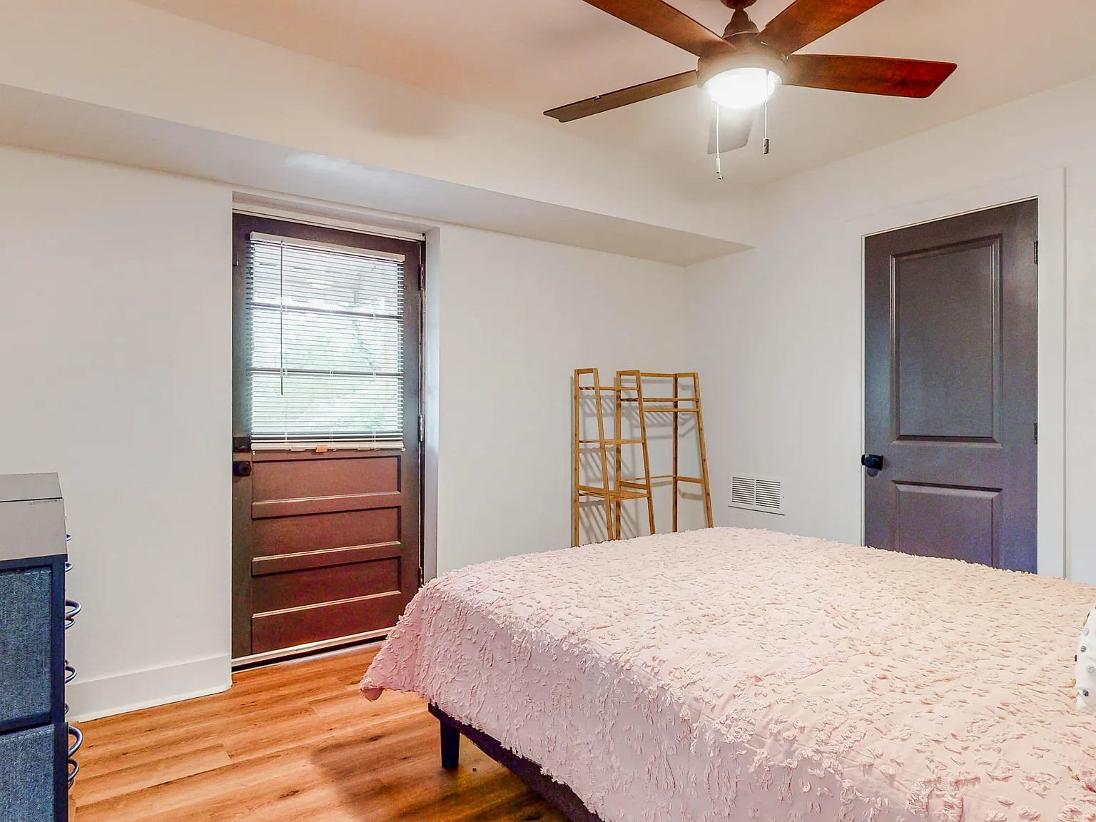 4 bed, 4.0 bath, 1260 sqft, $754 — Photo 2