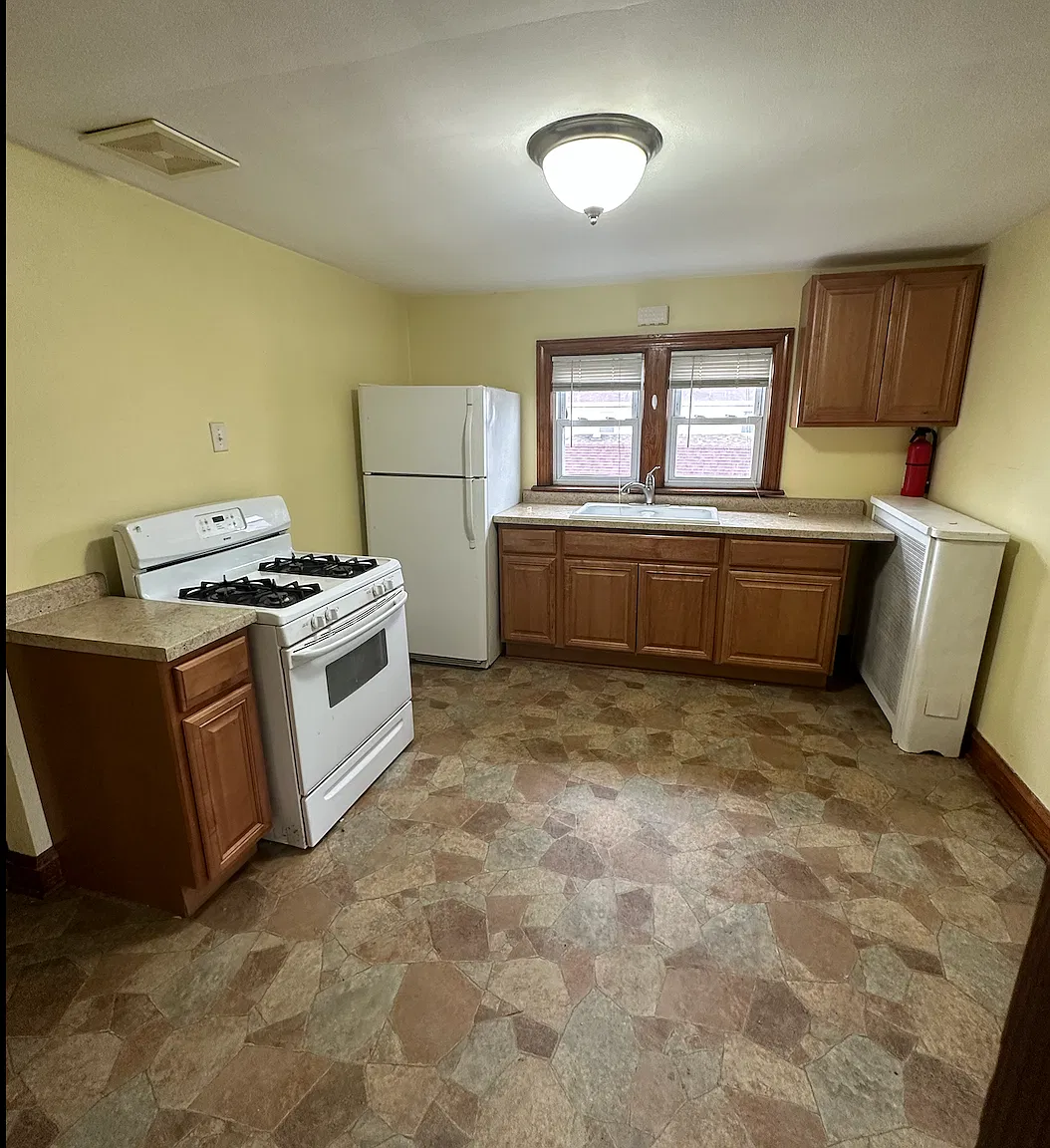 2 bed, 800 sqft, $1,300 — Photo 2