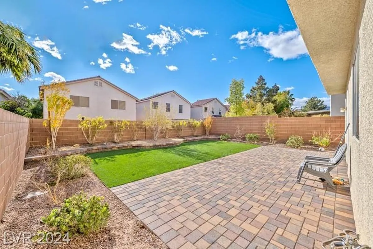 Building Photo - 9469 Green Vineyard Ave