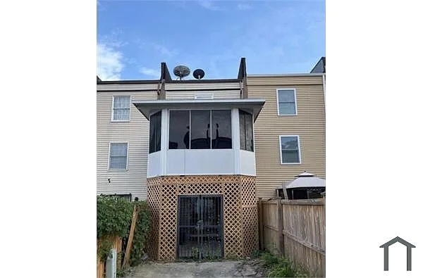 Building Photo - 1042 Vine St