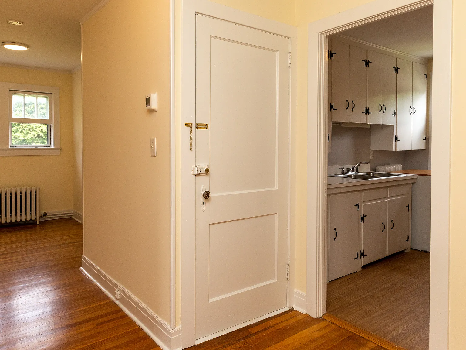 2 bed, 760 sqft, $2,100 — Photo 2