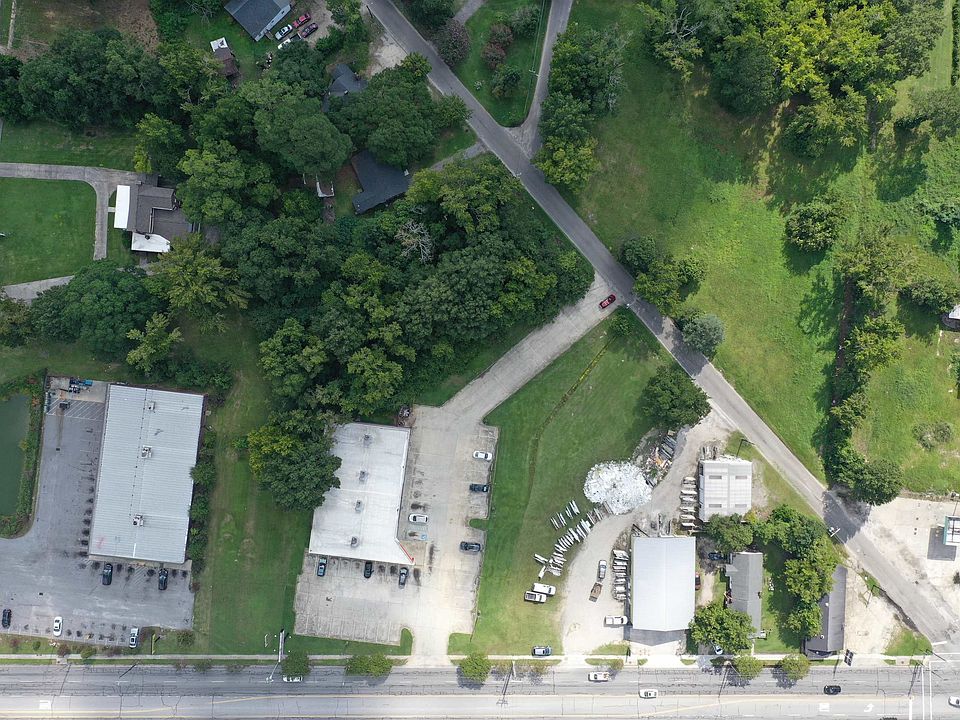 2nd image of 245 Moore St.